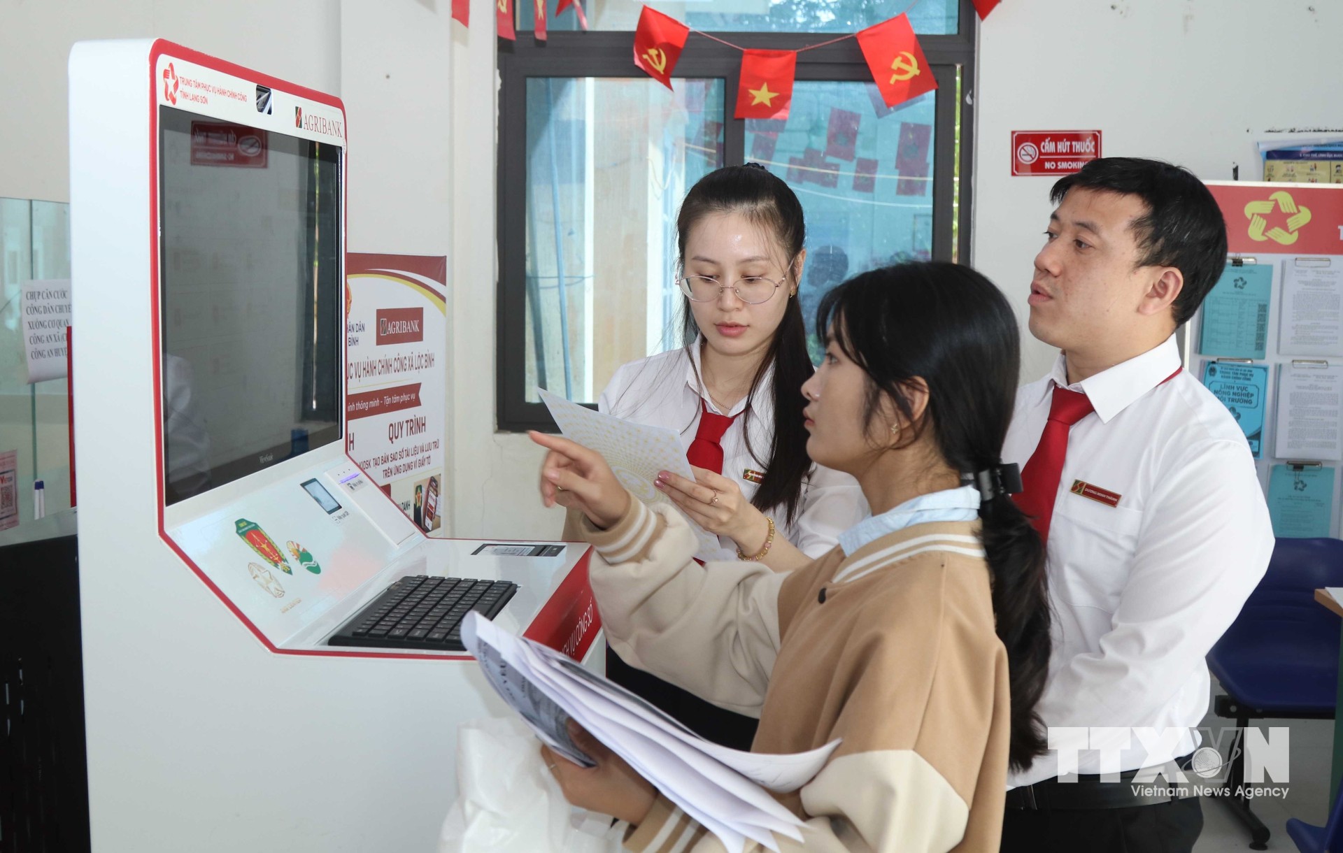 Người dân xã Lộc Bình thực hiện thủ tục hành chính qua “Trạm dịch vụ công số” tại Trung tâm phục vụ hành chính công xã. (Ảnh: Quang Duy/TTXVN)